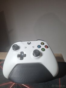 Štýlový stojan na ovládač od xboxu - 3