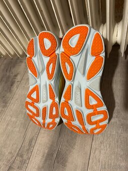 Hoka one bondi 8 - 3