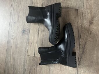 Damske polcizmicky ciernej farby vel. 40 - 3