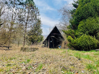 NA PREDAJ: Rozľahlá záhrada s drevenou chatou v nádhernom pr - 3