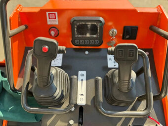 Predám pásový mininakladač o váhe 1580 kg - 3