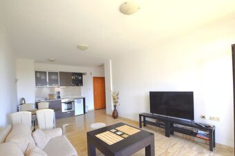 Apartmán 2+kk s výhledem na bazén a moře, 300 m od pláže - 3