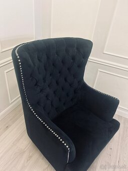 Luxusne čierne kreslo v štyle Chesterfield - 3