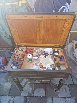 Predám starožitný šijací stolík v historiznom štýle - 3