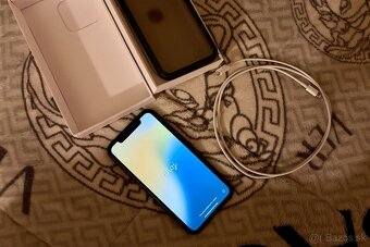 Apple iPhone XR - 3