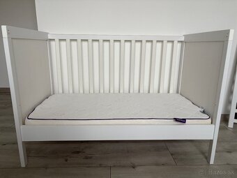 Detska postielka s matracom a komodou - 3