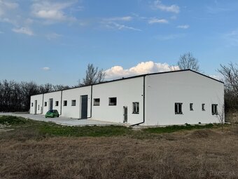 NA PREDAJ/PRENÁJOM vám ponúkam sklad s 3 garáž.bránamy - 3