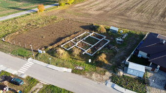 Na predaj stavebný pozemok so základovou doskou v Dolnom Vin - 3