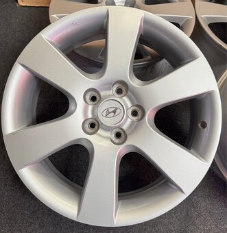 5x114,3 R18 Origina Hyundai ET 41 strieborne - 3