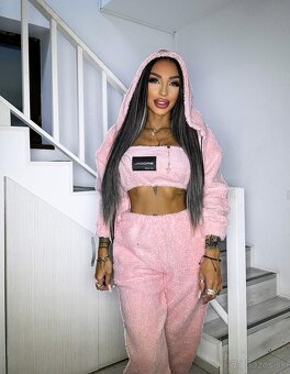 Teplá dámska svetlo ruzova suprava teddy s kapucnou NOVA - 3