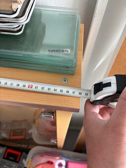 Predám vitrínu zo sklenenými poličkámy - 3