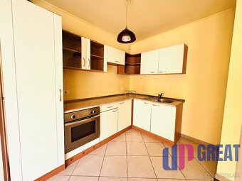 NA PREDAJ svetlý 2-izbový podkrovný byt, centrum Skalice - 3