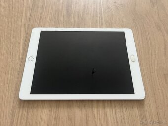 Predám Apple iPad 6. generácie (32 GB, Wi-Fi, Silver) - 3