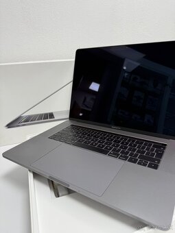  Apple MacBook Pro 15" (2017) Space Gray - 262 cyklov  - 3