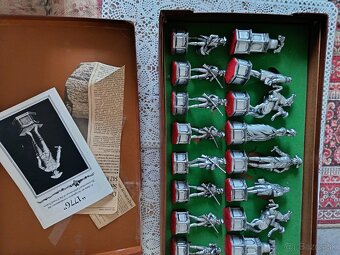 Zberateľský šach Classic Games „1776“ – edícia VI, USA
- 3