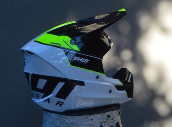 shot bielo žltá prilba okuliere ECE06 - 3