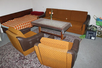 šicí stroj,skrina, knihovnička,sedačka. - 3