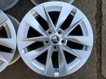 Alu ŠKODA OCTAVIA 4 R 17 originál + zimné pneu. - 3