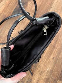 Čierna koženková kabelka so strapcami - 3