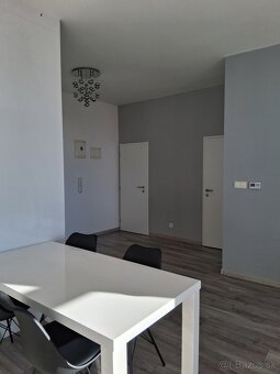 Prenájom slnečného 2-izbového bytu s parkovacím miestom - 3