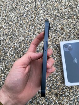 iPhone 13 - baterie 100% - 3
