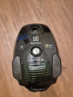Tichý a úsporný vysávač Electrolux SilentPerformer Green - 3