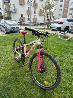 Krásny dievčenský Ghost - 3