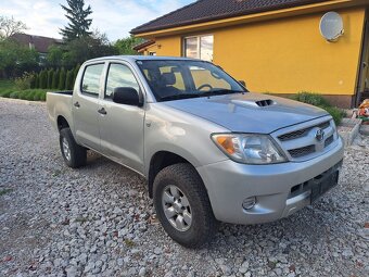 TOYOTA HILUX 2,5 DIESEL 4X4 UZÁVIERKU MA - 3