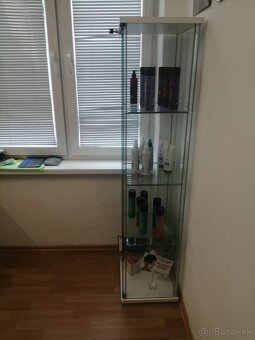 Presklená vitrína. - 3