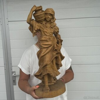 Velká socha dřevená ruční práce Samaritánka se džbánem - 3