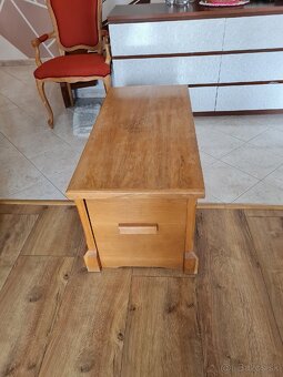 Starožitny nábytok unikát , drevená truhlica a v nej posteľ - 3