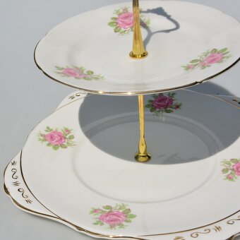 Vintage etažér z porcelánových tanierov - Ruže - 3