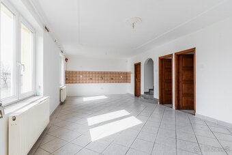 RD s garážou, gazdovský dom, pozemok 2390 m2 - MÉRA - 3