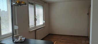 Prerobený jedenizbový byt v centre mesta, čiastočne zariaden - 3
