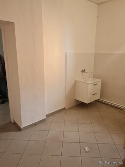 OBCHODNE PRIESTORY centrum Lučenca Novohradska u.pri APOLLE - 3