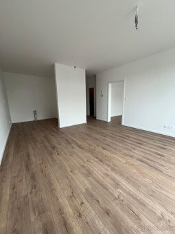 2 izbový byt na začiatku Rovinky - 3