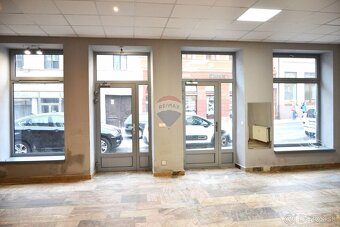 Na predaj jedinečná budova v meste Lučenec - 3