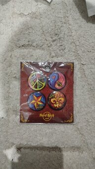 Predám odznaky/placky HARD ROCK CAFE - 3