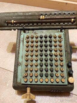 Starožitna mechanická kalkulačka - 3