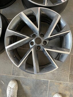Original elektrony Skoda superb 5x112 r19 vega - 3