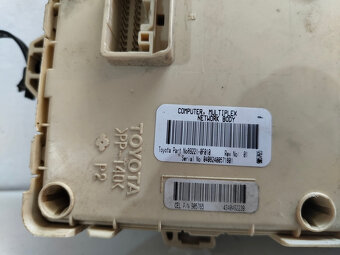 Poistková skrinka Toyota Corolla Verso 89221-0F010 40€ - 3