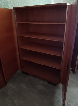 Starý masívny nábytok - skrine, posteľ, nočné stolíky atd - 3