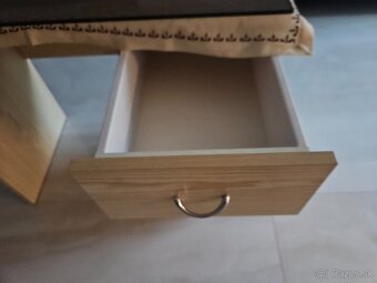 Predám detský písací stôl so sklom. Cfna 15€. BA. - 3