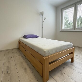 Drevená posteľ s madracom - 3