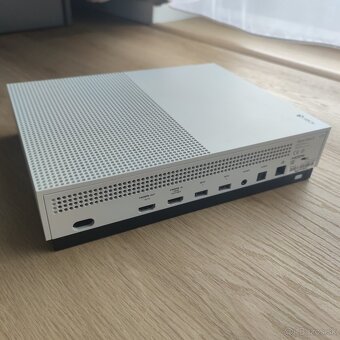 Xbox One S 1TB + Ovladač - 3