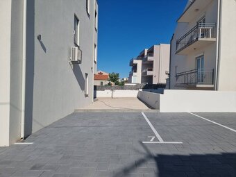 CHORVÁTSKO - Moderné apartmány neďaleko peknej pláže - VODIC - 3