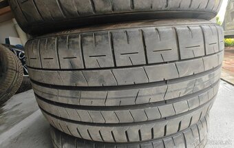 Pirelli P Zero 235/35R19 - 3