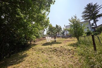 Na predaj: Jedinečný stavebný pozemok so starším rodinným do - 3