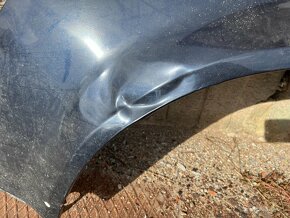 Audi A4 B6 ľavý predný blatník - 3