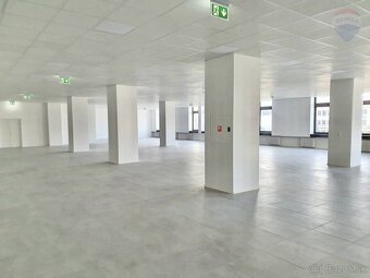 Na prenájom - komerčný priestor, predajňa Partizánske centru - 3